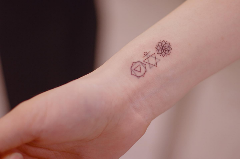 Discover the best minimalistic tattoo ideas, including geometric shapes, simple words, and nature elements. Find your next ink inspiration here.